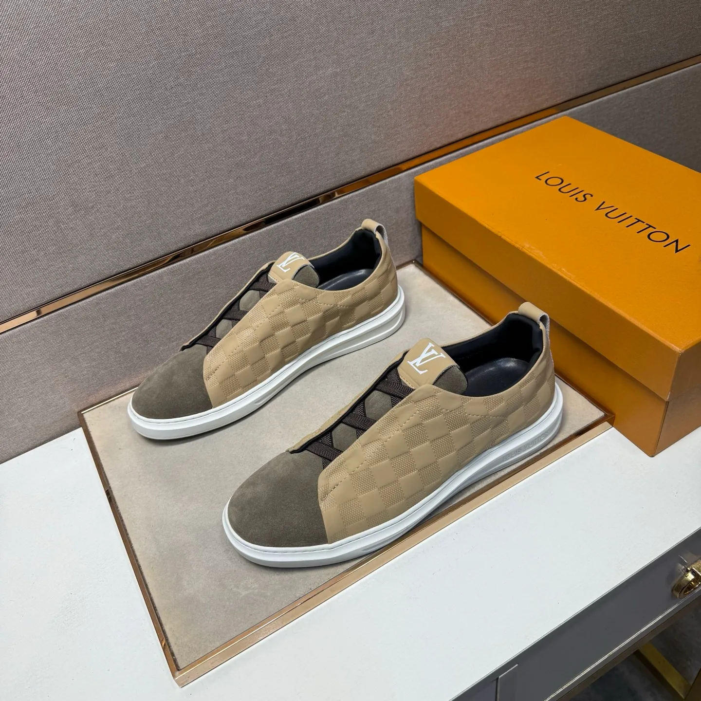 ⬛️Men's shoes 💰p442【LV～】Men's casual shoes 2025z cabinet sales simultaneously 🔶Size: 38-44#️⃣ 🔷2 colors🔜The upper is made of multi-material splicing➕Genuine leather lining, comfortable and breathable, sole: original comfortable and wear-resistant outsole, ⚠️Real shot📱Photographed🎬The real thing is better📢📢📢